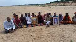 Bihar News : गया में फल्गु नदी के बीच किसानों ने दिया धरना, सिंचाई व्यवस्था दुरुस्त करने और 'बीथो बियर बांध' के निर्माण की उठाई मांग