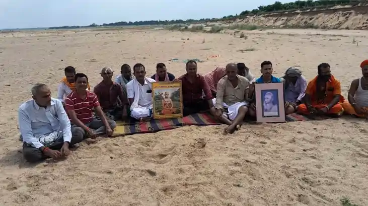 Bihar News : गया में फल्गु नदी के बीच किसानों ने दिया धरना, 