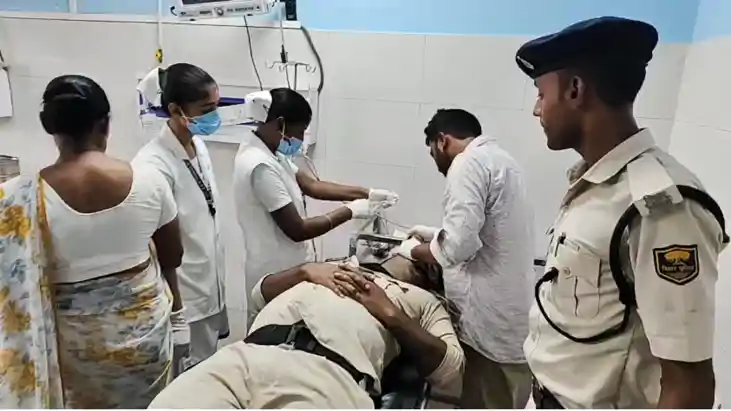 Bihar News : आरा में दबंग ऑटो चालकों की गुंडागर्दी, ड्यूटी प