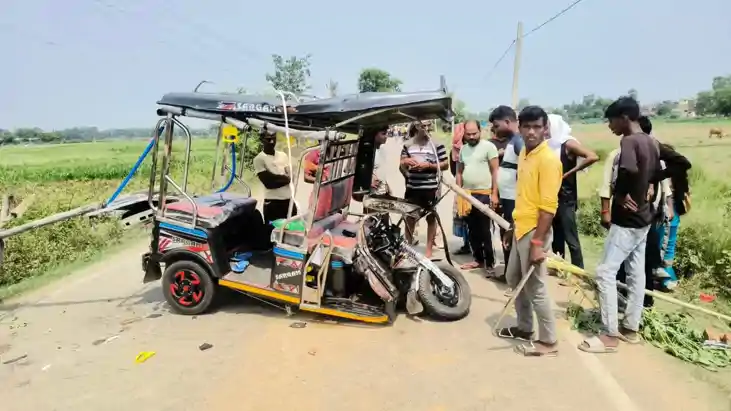 Bihar Accident - रेलवे स्टेशन जा रहे यात्रियों से भरे टोटो क Bihar Accident - रेलवे स्टेशन जा रहे यात्रियों से भरे टोटो क