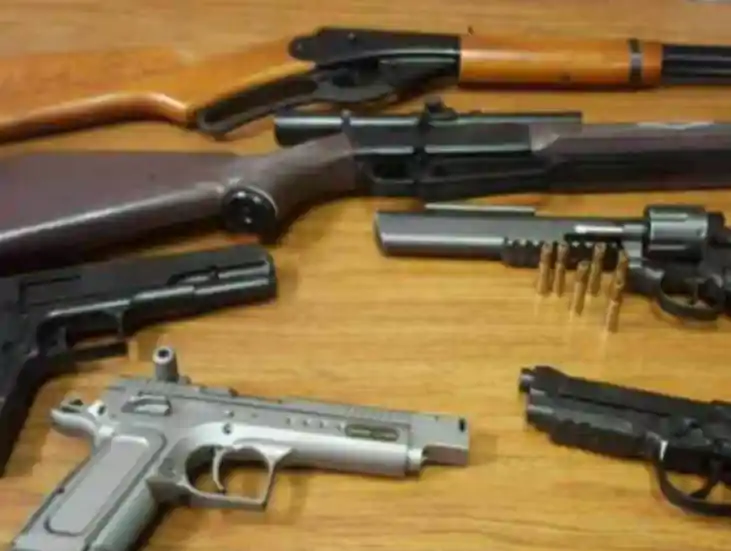 Bihar Crime News:निलंबित पुलिसकर्मी के घर से घातक हथियारों क Bihar Crime News:निलंबित पुलिसकर्मी के घर से घातक हथियारों क
