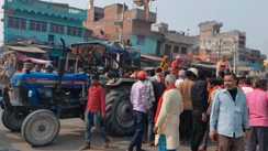 सिलेंडर विस्फोट में घायल महिला की मौत के बाद एनएच 727 पर प्रदर्शन, प्रशासन के आश्वासन पर शांत हुए परिजन