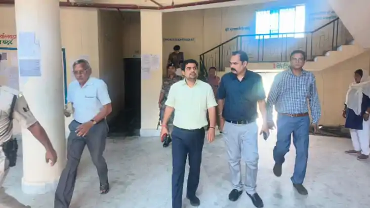 जिलाधिकारी का प्रतापगंज प्रखंड में औचक निरीक्षण, जनगणना कार्