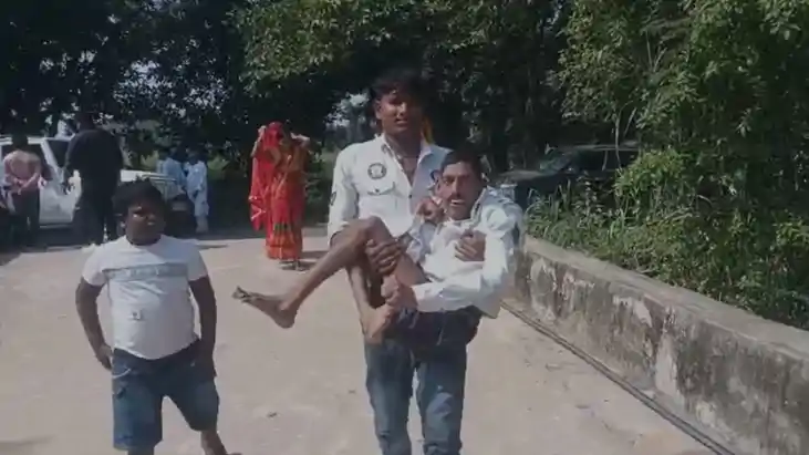 Bihar Vidhansabha Chunav 2025: आरा में दिव्यांग मतदाता को गो