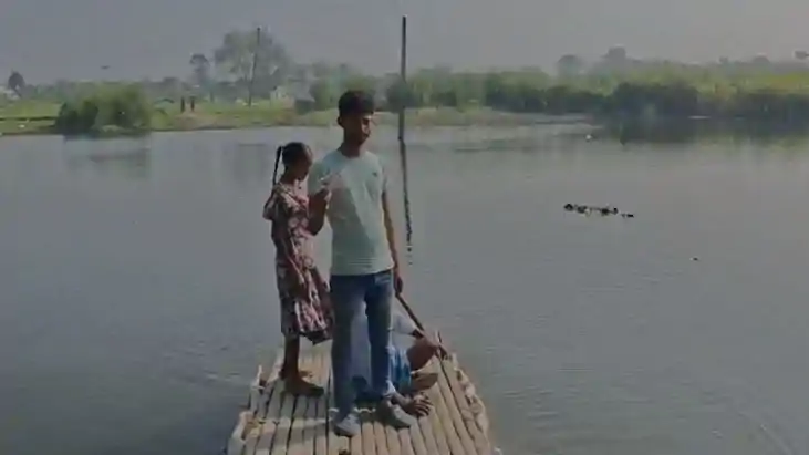  Bihar Vidhansabha Chunav 2025: जुगाड़ की नाव से वोट डालने प