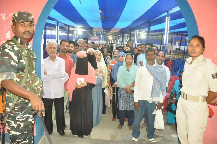 फुलवारी में हाफ पैंट और धोती वालों को मतदान करने से सुरक्षा 