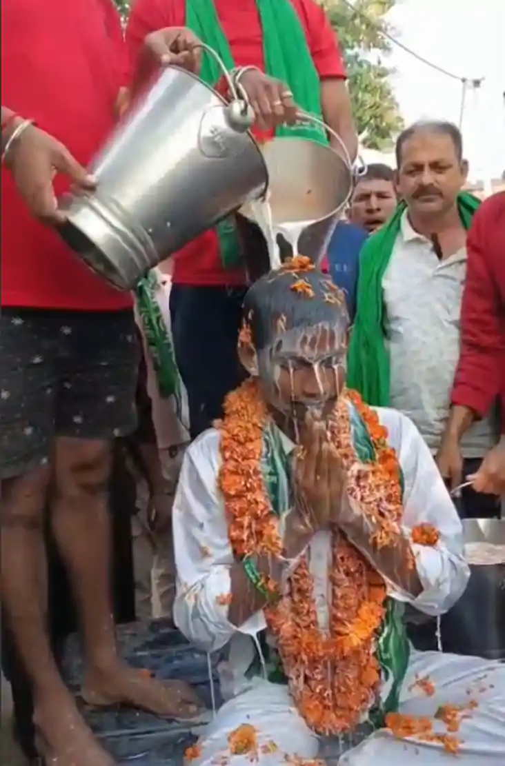 पिता को पुलिस ने जेल भेजा, बेटे ने संभाली चुनाव प्रचार की कम