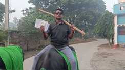 भैंस पर चढ़कर मतदान