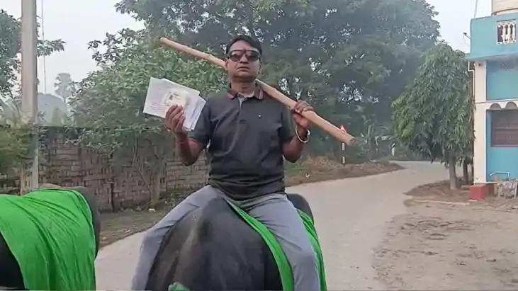 भैंस पर चढ़कर मतदान