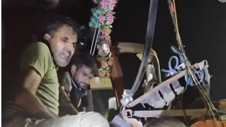 Road Accident:बिहार से दिल्ली जा रही बस कंटेनर में घुसी, चाल