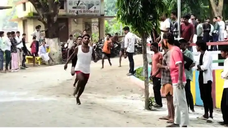 Bihar News : बेतिया में आयोजित 1600 मीटर की रेस में युवाओं न