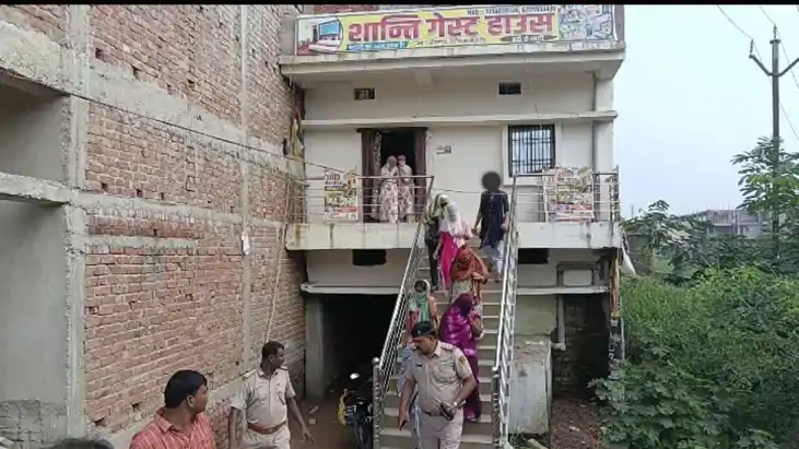गेस्ट हाउस में पुलिस की छापेमारी : 9 युवतियों समेत 15 हिरासत