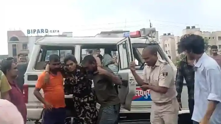 Bihar Road Accident : गयाजी में पुलिस वाहन और कार के बीच हुई Bihar Road Accident : गयाजी में पुलिस वाहन और कार के बीच हुई