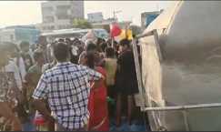 ऑटो पर पलटा दूध से भरा टैंकर, लूटपाट के  लिए बाल्टी लेकर पहुंचे लोग