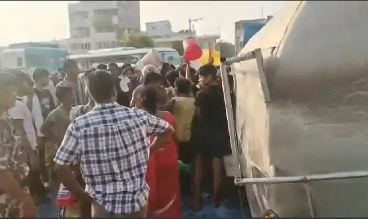ऑटो पर पलटा दूध से भरा टैंकर, लूटपाट के  लिए बाल्टी लेकर पहु