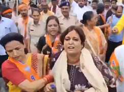 Bihar Teacher news - बिहार बंद के दौरान जिस शिक्षिका से भाजपा कार्यकर्ताओं ने किया था अभद्र व्यवहार उसी महिला टीचर को शिक्षा विभाग ने थमा दिया नोटिस