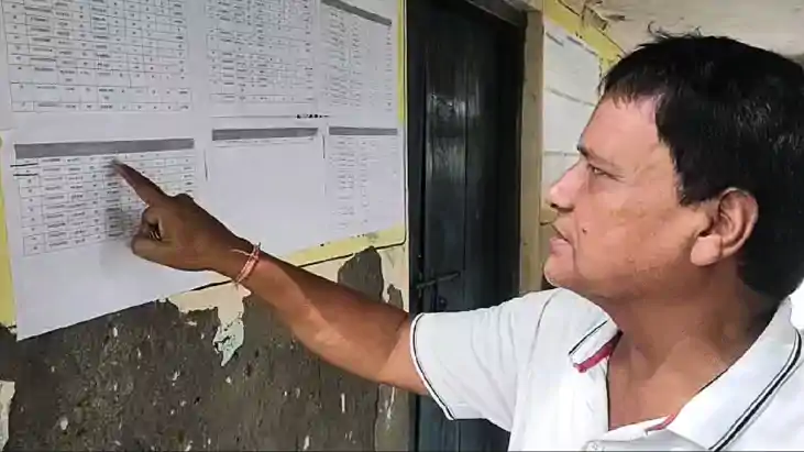 Bihar News : छपरा में जिन्दा रहते हुए मृत घोषित हुए 3 मतदाता Bihar News : छपरा में जिन्दा रहते हुए मृत घोषित हुए 3 मतदाता