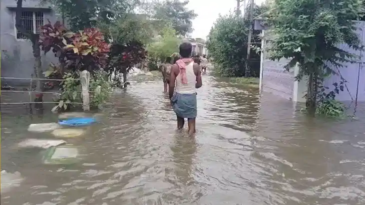 Bihar Flood: गंडक का रिंग बांध टूटा, सैकड़ों घरों में घुसा ब