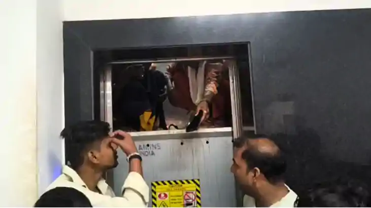 Bihar News : सिवान सदर अस्पताल में बिजली गुल होते ही लिफ्ट ब