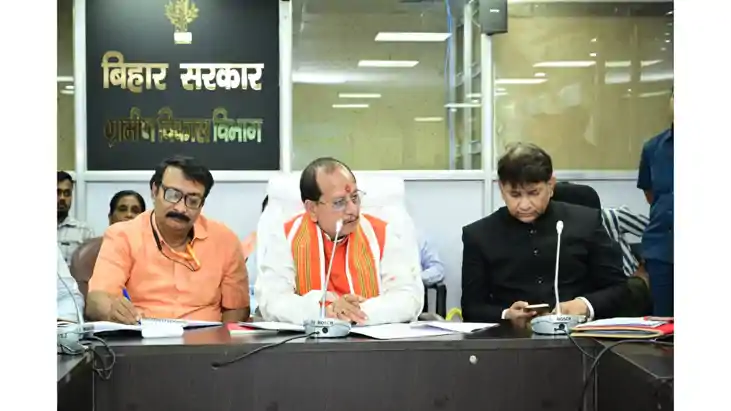 Bihar News : राजस्व कार्यों में ढिलाई पर नपेंगे अधिकारी, उपम