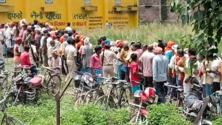 Bihar News : बेतिया में खाद की किल्लत को लेकर किसानों का फूट Bihar News : बेतिया में खाद की किल्लत को लेकर किसानों का फूट