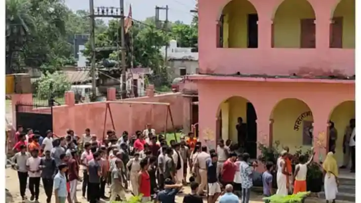 स्कूल की दीवार फांदकर भागने की कोशिश कर रहा था छात्र, बाउंड स्कूल की दीवार फांदकर भागने की कोशिश कर रहा था छात्र, बाउंड