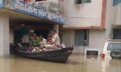 Bihar Flood news - तेजस्वी यादव के राघोपुर में गंगा नदी में डूबा थाना और अस्पताल, पेट्रोलिंग के लिए गाड़ी छोड़ नाव पर निकली पुलिस