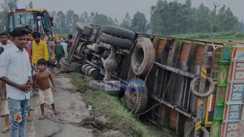 Bihar News: मवेशियों से लदा ट्रक पलटा, 8 मवेशियों की मौत,  6 घंटे देरी से पहुंची पुलिस