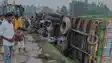 Bihar News: मवेशियों से लदा ट्रक पलटा, 8 मवेशियों की मौत,  6 घंटे देरी से पहुंची पुलिस