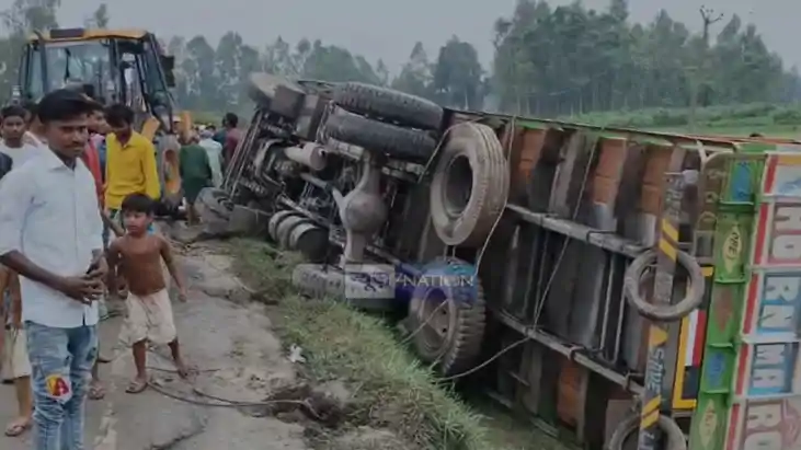 Bihar News: मवेशियों से लदा ट्रक पलटा, 8 मवेशियों की मौत,  6