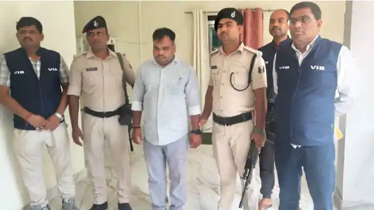 मुआवजे की राशि के एवज में घूस ले रहा था सदर अंचल का क्लर्क, 