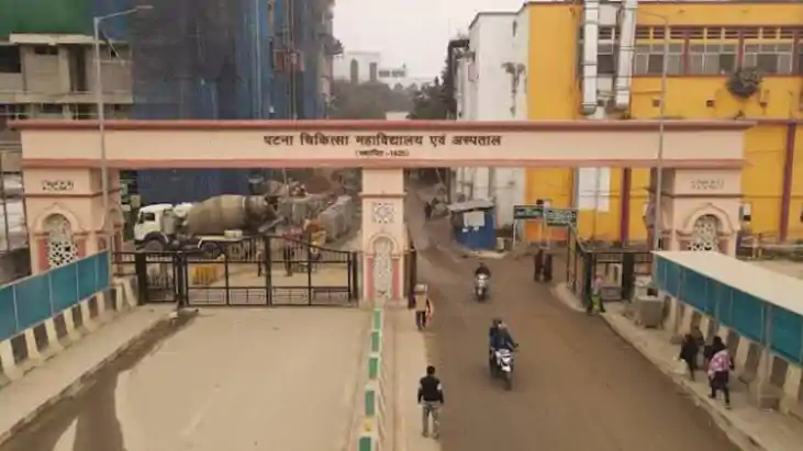 PMCH Lift Fight Patient Attendants Clash Over Boarding First