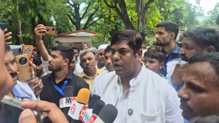 कार्यक्रम रद्द करने पर भड़के मुकेश सहनी पहुंचे डीएम कार्यालय