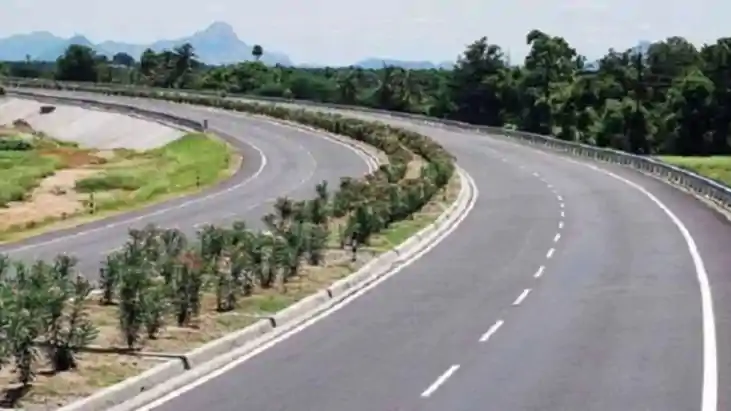 फोर लेन सड़क 