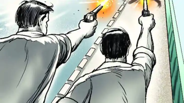 Bihar Crime News : खिड़की खोलते ही बदमाशों ने महिला पर की ताब