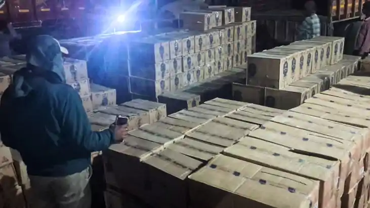 Bihar Crime : भोजपुर पुलिस ने ट्रक पर लोड 80 लाख का शराब किय