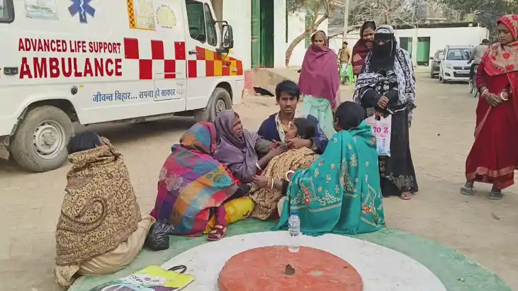 बिजली का पोल गिरने से मजदूर की मौत, हादसे के बाद बिजलीकर्मी 