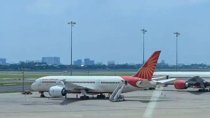 पटना में उड़ान भरने से पहले एयर इंडिया की फ्लाइट में आई तकन पटना में उड़ान भरने से पहले एयर इंडिया की फ्लाइट में आई तकन