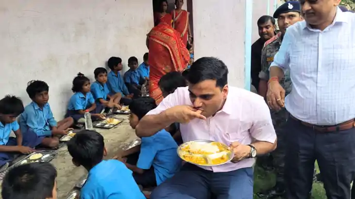 Bihar News : कटिहार में जिलाधिकारी ने स्कूल का किया औचक निरी