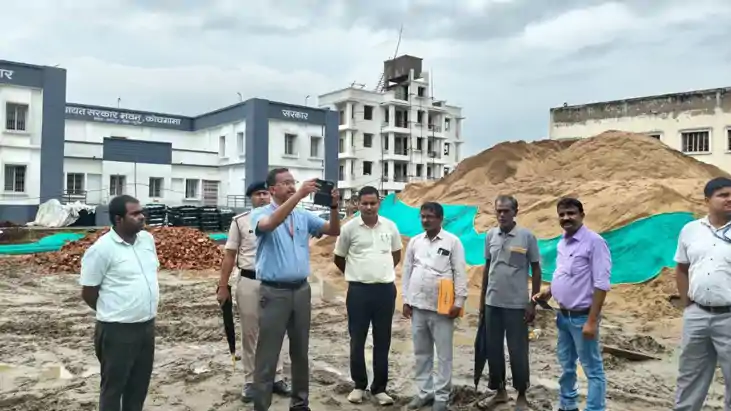 निर्माणाधीन अल्पसंख्यक आवासीय विद्यालय का सचिव ने किया निरीक