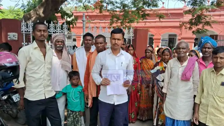 Bihar News:दबंगों का रास्ता कब्जा करने का प्रयास, ग्रामीण पह