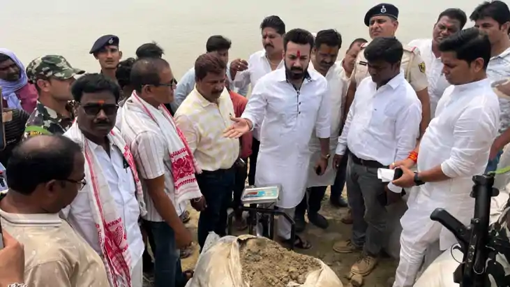 Bihar News : कटावरोधी कार्य में मची लूट देखकर भड़के सांसद, एज