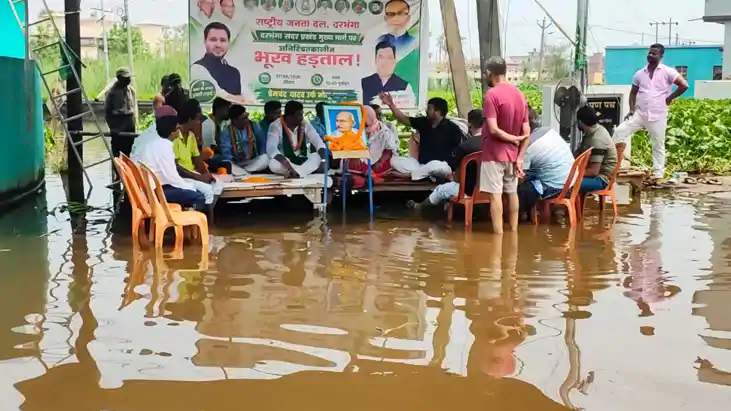 Bihar News : दरभंगा में दो दशक से जलजमाव को लेकर पानी में भू