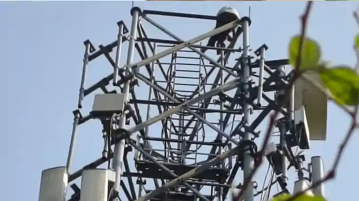 UP Woman Climbs Mobile Tower After Lover Refuses to Meet