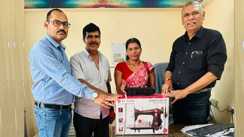 अनोखी पहल ! गौरव राय की प्रेरणा से माता की पुण्यतिथि पर डॉक्टर ने जरूरतमंद महिला को दी सिलाई मशीन