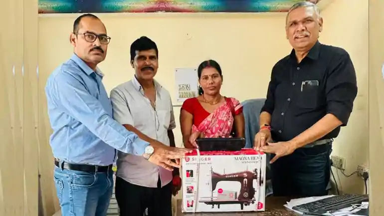 अनोखी पहल ! गौरव राय की प्रेरणा से माता की पुण्यतिथि पर डॉक्टर ने जरूरतमंद महिला को दी सिलाई मशीन