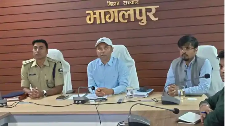 विक्रमशिला सेतु टूटने से बढ़ा संकट, जिला प्रशासन ने राहत के 