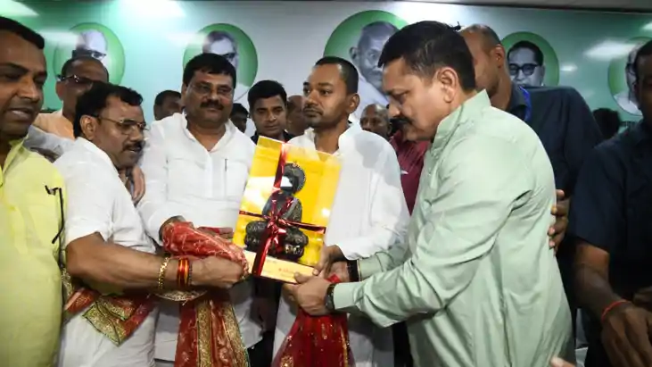 Bihar News : मंत्री बनने के बाद जदयू कार्यालय पहुंचे निशांत 