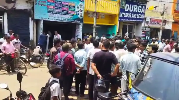 Bihar News : मुंगेर में गैस सिलेंडर को लेकर उपभोक्ताओं का फू