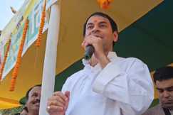 Bihar Election  news 2025 - राजद का हरा गमछा देख भड़क गए तेज प्रताप, चुनावी सभा में छोटे भाई तेजस्वी पर जमकर बोला हमला